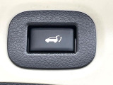 【パワーバックドア】スマートキーや運転席のボタンを押すだけでリアゲートが自動で開閉します!荷物を持っている時や、高い位置にあるバックドアを閉める際に便利な機能です♪