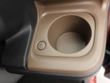 カップホルダーは運転席や助手席からちょうど手の届く位置です!!