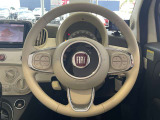 FIATロゴの発色が鮮明で、革巻き部分の摩耗も軽微。操作時のグリップ感も良好で、スイッチ類の文字消えもありません。