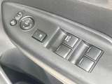 【電動格納ミラー】サイドミラーは電動格納式となっており、狭い駐車場でもキズがつくリスクを抑えられます。