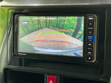 【バックカメラ】駐車時に後方がリアルタイム映像で確認できます。大型商業施設や立体駐車場での駐車時や、夜間のバック時に大活躍!運転スキルに関わらず、今や必須となった装備のひとつです!