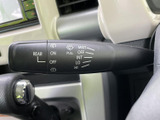 雨天時でもクリアな視界を確保できるワイパーレバー。安全運転をサポートし、快適なドライブを約束します。