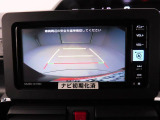 後退時に車両の後ろ側をモニター画面に表示します。車庫入れなどでバックする際に後方確認ができて便利です。車庫入れが苦手な人もこれで安心。
