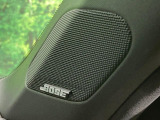 【BOSEサウンドシステム】メーカーオプションの高品位サウンドシステムを搭載。専用のチューニングが施された大小様々なスピーカーから良質なサウンドが奏でられ、臨場感あふれる音響空間を演出します。