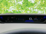 視認性の高いメーター類で、運転に必要な情報をしっかり確認できます。運転席をスタイリッシュに演出するデザインです。