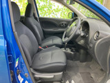運転席からの視界は広く、運転操作もスムーズに行えます。シートの形状も工夫されており、長時間のドライブでも疲れにくいでしょう。快適な運転空間です。