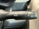 車外の明るさに応じでライトを点灯、消灯してくれるオートライト機能です☆お天気の良い昼間のトンネル走行などオートにしてると便利で安心です☆エンジン停止時にライトの消し忘れも無くなります☆