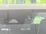 【プリクラッシュセーフティ】前方の車両等を検知し、衝突しそうな時は警報で注意を促し、ブレーキを踏む力をサポート。ブレーキを踏めなかった場合は衝突被害軽減ブレーキが作動、衝突回避をサポートします。