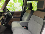 運転席からの視界は良好。操作性にも優れ、運転に集中できます。快適なドライブをサポートします。