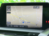 見やすい地図画面で、目的地までスムーズに案内。運転に集中できる、頼れるナビゲーションシステムです。快適なドライブをサポートします。
