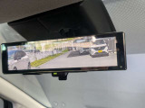 インテリジェントルームミラー搭載で、車の後方に設置されたカメラ映像を映し出してシートバックやヘッドレスト、同乗者に視界が遮られることがなく視認性が非常に良いです