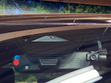 【スマートブレーキサポート】走行中に前方の車両等を認識し、衝突しそうな時は警報とブレーキで衝突回避と被害軽減をアシスト。より安全にドライブをお楽しみいただけます。