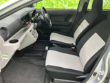 運転しやすい配置の操作系と、見やすいメーターパネル。快適なドライブをサポートします。収納スペースも使い勝手が良いのが魅力です。