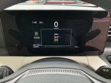 視認性の高いメーター類が、運転に必要な情報を的確に伝えます。運転に集中できる、シンプルで分かりやすいデザインです。