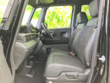 運転しやすい運転席まわり。視界も広く、操作性にも優れています。快適なドライビングをサポートする機能も充実しています。