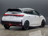 日産ノートオーラNISMOのフロントビューです。専用エアロバンパーとグリル、そしてNISMOの象徴であるレッドアクセントが、スポーティーで精悍な表情を作り出しています。LEDヘッドランプも装備。