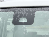 【スマートアシスト】走行中に前方の車両等を認識し、衝突しそうな時は警報とブレーキで衝突回避と被害軽減をアシスト。より安全にドライブをお楽しみいただけます。