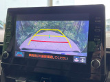 【バックカメラ】駐車時に後方がリアルタイム映像で確認できます。大型商業施設や立体駐車場での駐車時や、夜間のバック時に大活躍!運転スキルに関わらず、今や必須となった装備のひとつです!