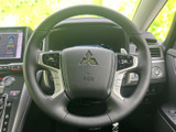 握りやすいステアリングは、運転操作をサポート。オーディオやハンズフリー通話など、便利な機能も搭載されています。