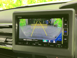 駐車時の安全性を高めるバックモニター。ガイドライン表示で、狭い場所でもスムーズな駐車操作をサポート。後方確認が苦手な方にもおすすめです。