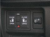 【両側電動スライドドア】ボタンを押すだけでスライドドアの開閉が可能。もちろんキーからの操作も可能。お子様を抱いている時・両手いっぱいの荷物を持ってる時など非常に役立ちます。