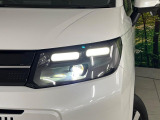 【LEDヘッドライト】悪天候や夜間走行時も良好な視界を確保し安心して運転できる高輝度LEDヘッドライトを装備!点灯速度が早く、消費電力も抑えられています。