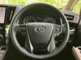 握りやすいステアリングは、運転の楽しさを向上。操作性にも優れており、快適なドライビングをサポートします。手になじむ感触も魅力。
