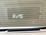 【ヘッドアップディスプレイ】現在の速度や走行情報をデジタル表示で運転席前方のガラスに投影!運転中、目線をずらさず必要な情報を確認できるのでとっても便利で安心!