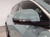 BMWのミラーは車種によって異なりますがレーンチェンジウォーニングが装備されております。詳しくは当店スタッフまでお問い合わせくださいませ。