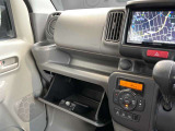各シートには様々な収納や快適装備があり、どちらのシートに座っても快適なドライブをお楽しみいただけます♪