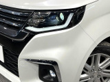 【LEDヘッドライト】悪天候や夜間走行時も良好な視界を確保し安心して運転できる高輝度LEDヘッドライトを装備!点灯速度が早く、消費電力も抑えられています。