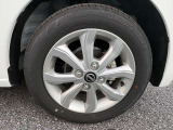 秘めたるパフォーマンスを足元からも主張する、日産純正アルミホイールが装着されています。