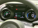 洗練されたデザインのメーターパネル。視認性に優れ、運転に必要な情報を分かりやすく表示します。表示モードを切り替えて、様々な運転状況に対応できます。