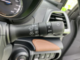 操作しやすい位置に配置されたウインカーレバー。スムーズな操作で、安全な車線変更をサポートします。細部までこだわった設計です。