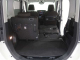 後席シートは分割可倒式で使い方いろいろです。