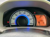 視認性の良いメーターパネルが、運転をサポート。走行距離は2388kmと少なく、まだまだ活躍が期待できますね。状態も良好です。