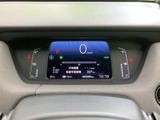 視認性の高いメーターが、運転に必要な情報を分かりやすく表示します。デジタル表示で、洗練された印象を与え、運転状況を一目で把握できます。