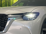 【LEDヘッドライト】悪天候や夜間走行時も良好な視界を確保し安心して運転できる高輝度LEDヘッドライトを装備!点灯速度が早く、消費電力も抑えられています。