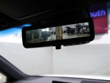 【デジタルインナーミラー】車両後方カメラの映像をインナーミラー内のディスプレイに表示。視界を遮るものがない映像で、後方の安全確認がより快適になります。一度お店でご確認して下さい!!