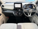 広々とした運転席で快適なドライブをお楽しみください