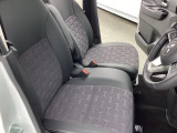 ヘタリもなく綺麗な状態です。シートリフトがついてますので、お好みのシートポジションで運転できます。