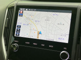 鮮明な地図表示で、目的地までの道案内をスムーズに行います。渋滞情報もリアルタイムで確認できるので、効率的な移動が可能です。