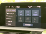 多彩な機能を搭載し、快適なドライブをサポート。ラジオやCD、SDカードなど、お好みの音楽を楽しめます。直感的な操作で、使いやすさも魅力です。