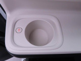 カップホルダーは運転席や助手席からちょうど手の届く位置です!!