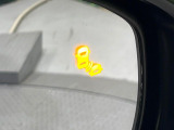 【ブラインドスポットインフォメーション】走行中、ドアミラーの死角になりやすい箇所に後続車が接近するとサイドミラー付近に警告を表示、ドライバーに注意喚起をしてくれます。