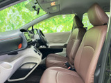 運転席からの視界は良好。操作しやすい配置で、快適なドライビングをサポートします。上質な素材が、上質な空間を演出します。