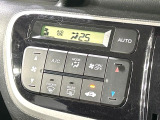 【オートエアコン】一度お好みの温度に設定すれば、車内の温度を検知し風量や温度を自動で調整。暑い&hellip;寒い&hellip;と何度もスイッチ操作をする必要はありません。快適な車内空間には必須の機能ですね♪
