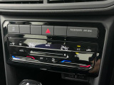 タッチコントロール式2ゾーンフルオートエアコンパネル。運転席、助手席それぞれ独立して温度管理が可能です。花粉やダストを除去するフレッシュエアフィルターも装備され、クリーンな室内環境を保ちます。