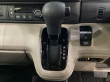 CVT車のセレクトレバーです。低速から高速まで、変速ショックのないスムーズな走りを実現するとともに、エンジン効率のよい領域を維持することで燃費にも貢献します。