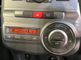 【オートエアコン】一度お好みの温度に設定すれば、車内の温度を検知し風量や温度を自動で調整。暑い&hellip;寒い&hellip;と何度もスイッチ操作をする必要はありません。快適な車内空間には必須の機能ですね♪